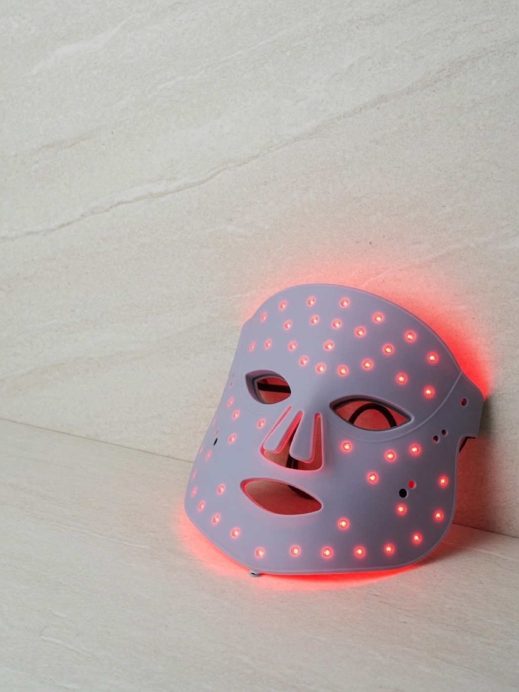 LED-Gesichtsmasken im Vergleich — redaktionelle Symbolaufnahme